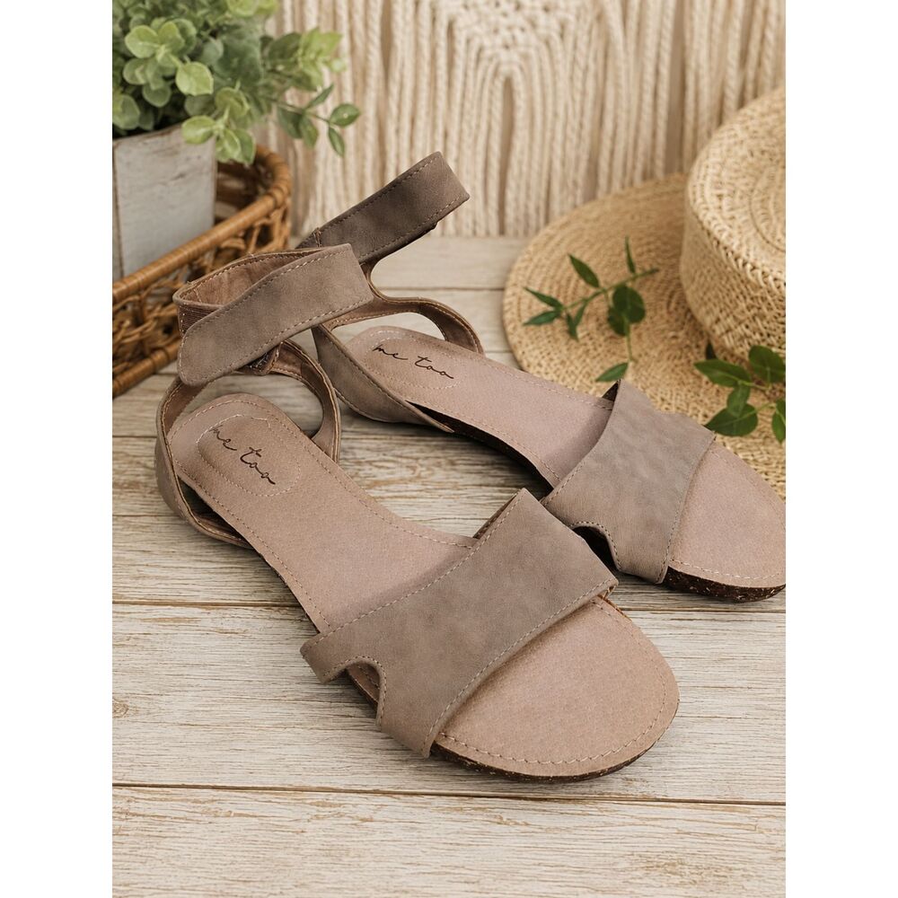 Me Too Women's 8.5M Taupe Ankle Strap Flat Sandals Shoes Boho Casual Comfort